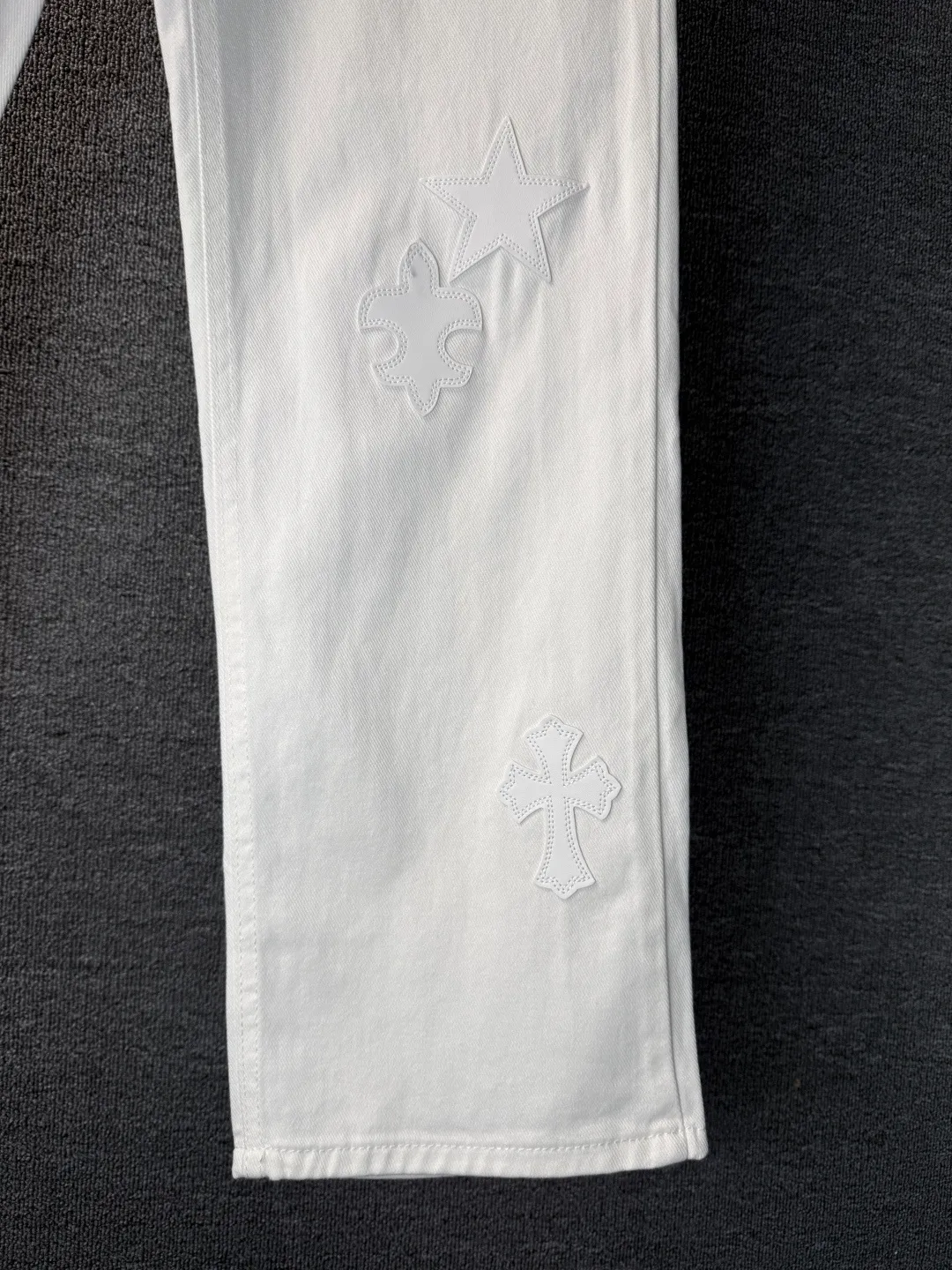 P260 💰 (Top version) Chrome Hearts/Chrome Hearts Classic white star cow series colored leather cross washed color fabric unisex denim trousers Vibe style straight stacked god-level version Carbon fine bias denim color cloth Old vintage full set of hardware - Chrome Hearts white cow series The high version uses high-ounce custom fabrics, fermentation washing and soft color fixation, soft and thick to wear, the details are all made by hand-polished craftsmanship, all-over printed jacquard fabric Unique design style. Through multiple processes to create a full retro feel. Unique niche non-contrast shirt. Customized distressed spray-painted buttons. Craftsmanship in every detail. Color: white stars. Size: 28-30-32-34 (corresponding to S-M-L-XL)